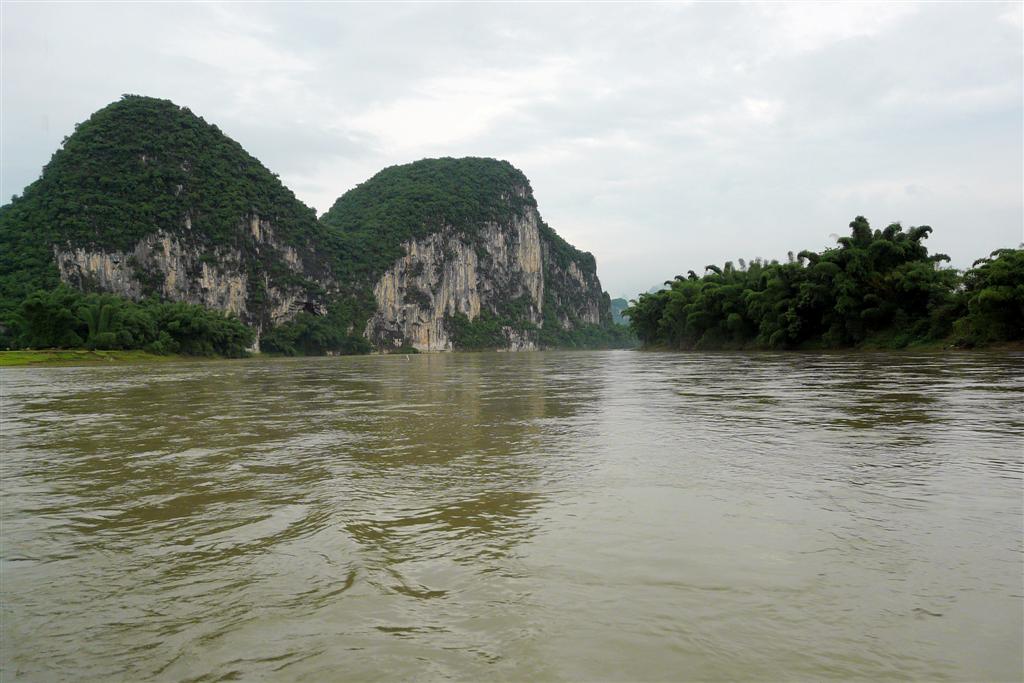 YANGSHUO - het landschap vanaf de boot op de Li-rivier