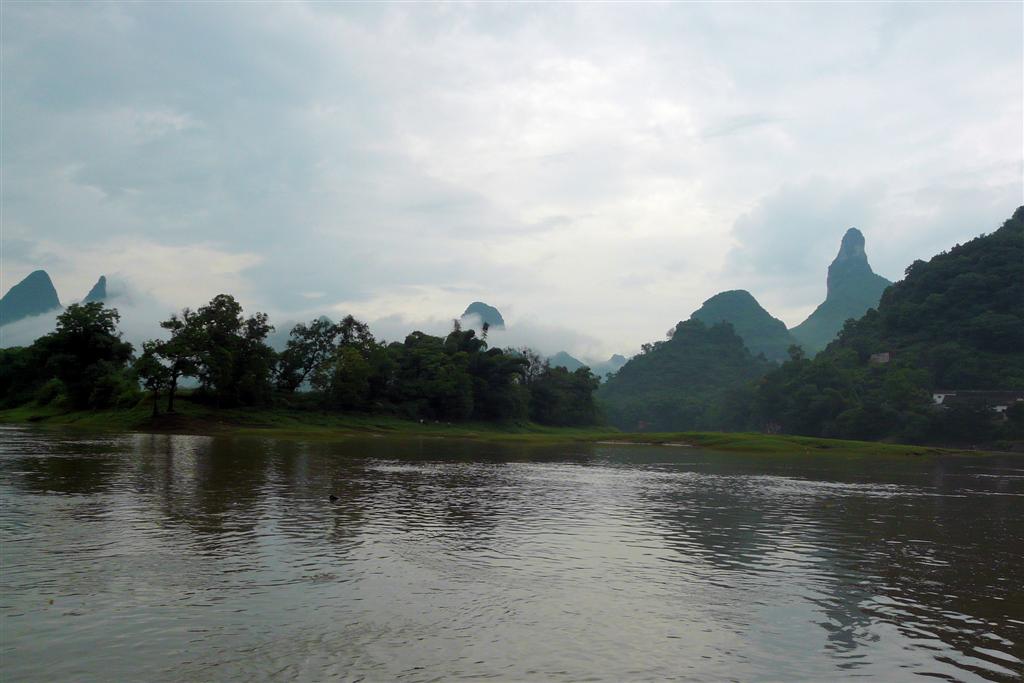 YANGSHUO - het landschap vanaf de boot op de Li-rivier
