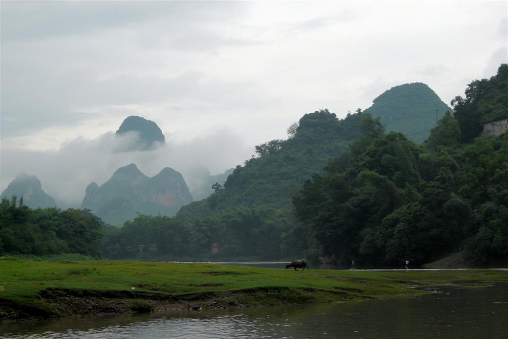 YANGSHUO - het landschap vanaf de boot op de Li-rivier