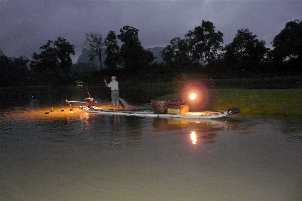 YANGSHUO - een man met aalscholvers die voor hem vissen