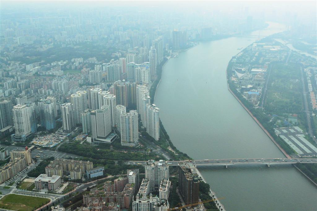 GUANGZHOU - uitzicht vanaf de Canton televisie toren op 433.2 meter hoogte