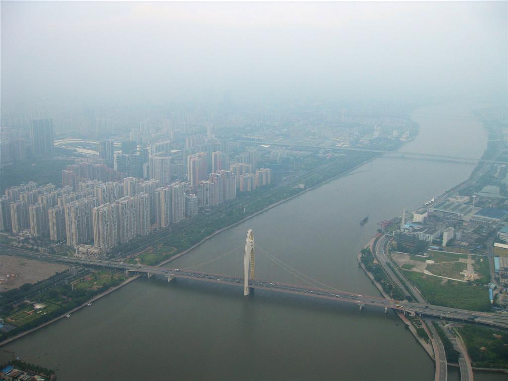 GUANGZHOU - uitzicht vanaf de Canton televisie toren op 433.2 meter hoogte