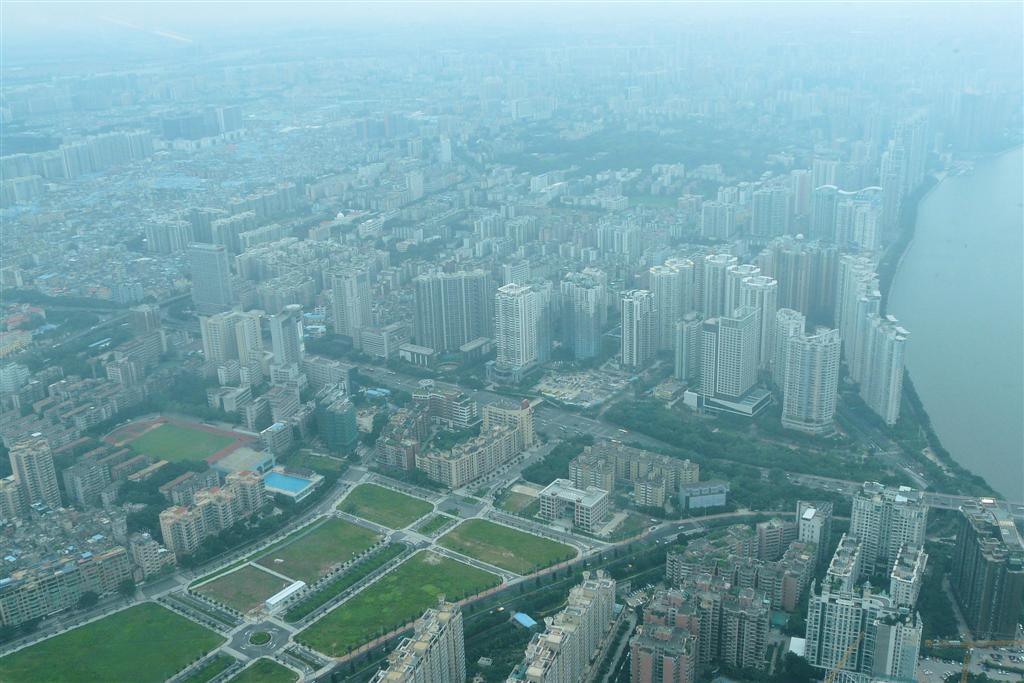 GUANGZHOU - uitzicht vanaf de Canton televisie toren op 433.2 meter hoogte