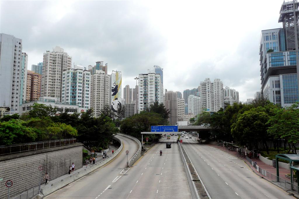 HONG KONG - uitzicht vanaf een brug over de weg