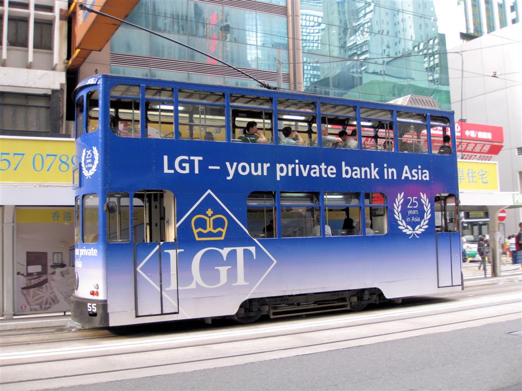 HONG KONG - een dubbeldekker tram in het centrum