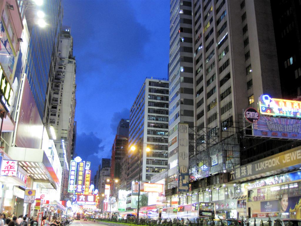 HONG KONG - een straat in het centrum in de avond