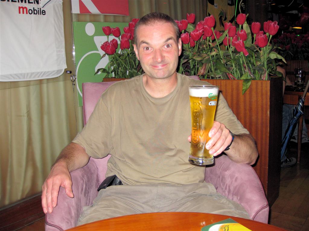 HONG KONG - Carlos met een Carlsberg bier in ons Panda hotel