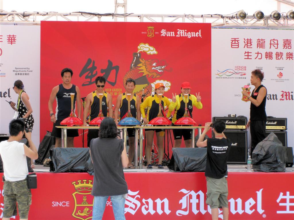 HONG KONG - de San Miguel bier wedstrijd bij de dragonboot race