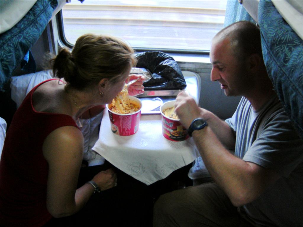 BEIJING -> PINGYAO - Bianca en Carlos aan de noedelsoep in de nachttrein