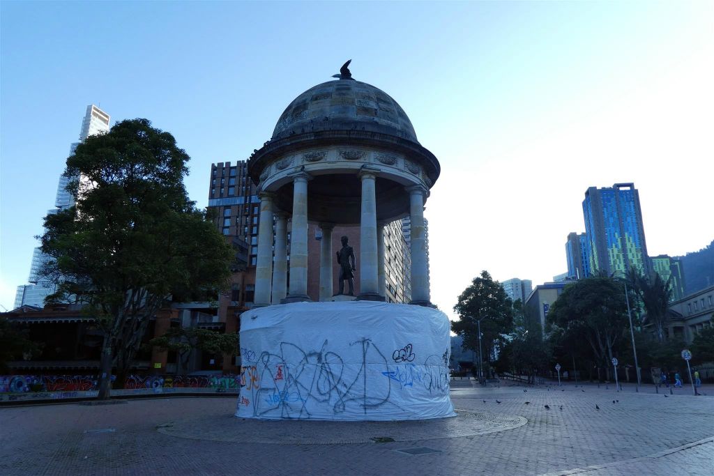 BOGOTA - de tempel van de bevrijder Simon Bolivar in het Journalisten Park Gabriel Garcia Marquez
