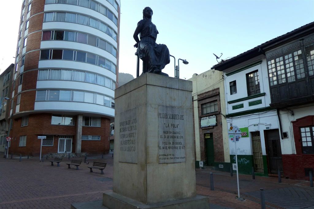 BOGOTA - een standbeeld ter ere van Policarpa Salavarrieta Rios, een heldin van de Colombiaanse onafhankelijkheidsbeweging