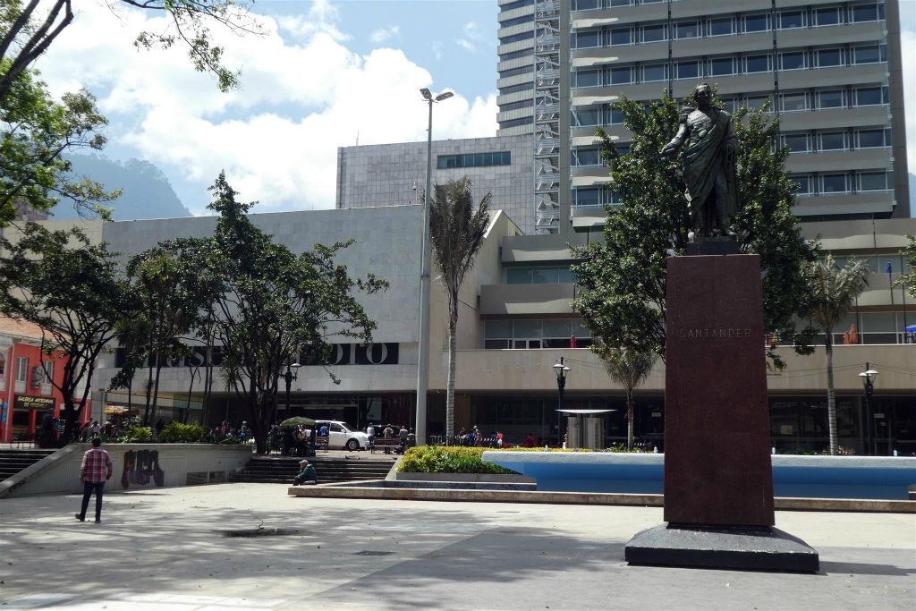 BOGOTA - het standbeeld in het Santander park ter ere van Francisco de Paula Santander, een Colombiaanse militaire en politieke leider tijdens de onafhankelijkheidsoorlog van 1810-1819