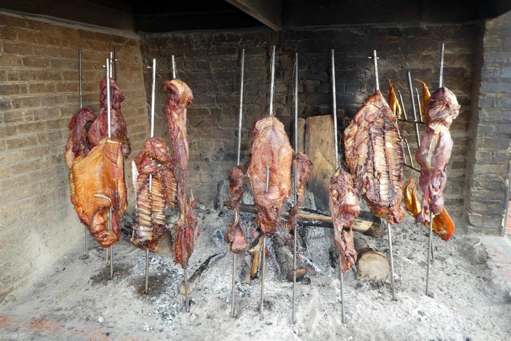 ZIPAQUIRA - vlees aan het spit bij het barbeque restaurant Brasas Del Llano