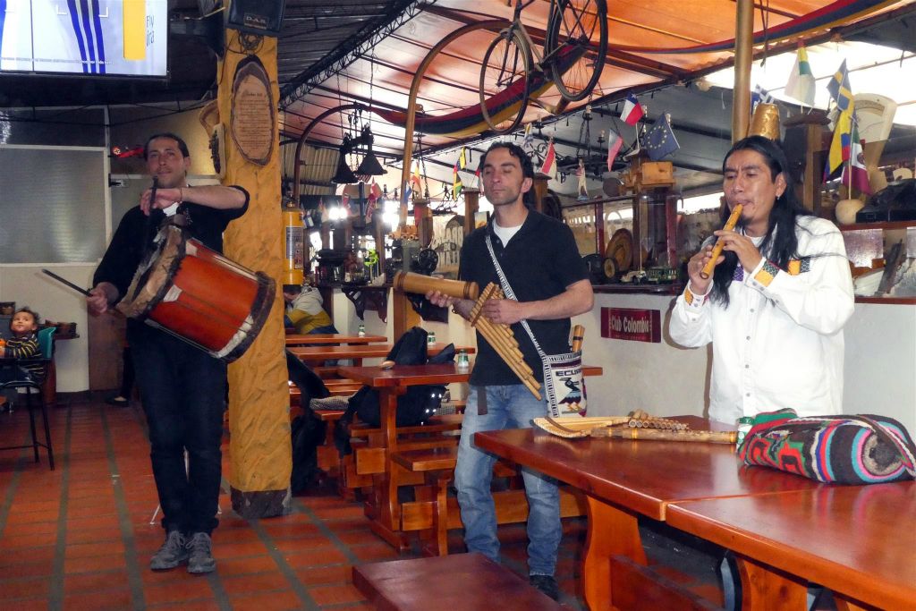 ZIPAQUIRA - enkele muzikanten in het barbeque restaurant Brasas Del Llano