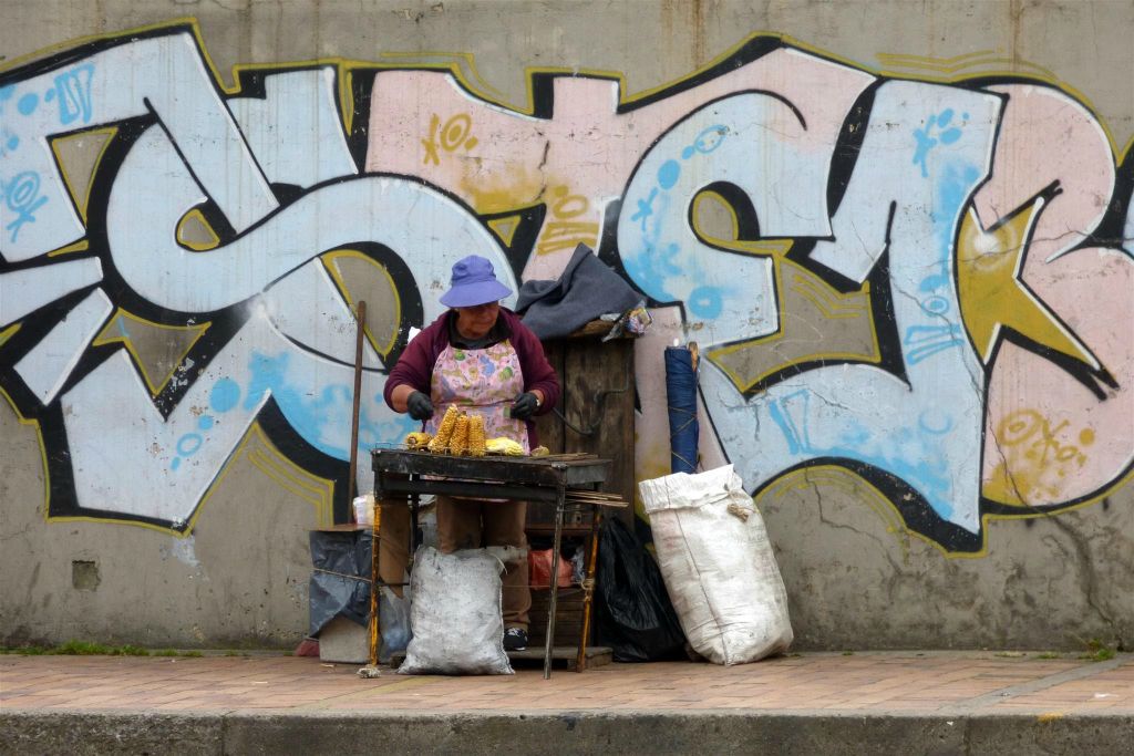 BOGOTA - een vrouw die gebakken maiskolf verkoopt