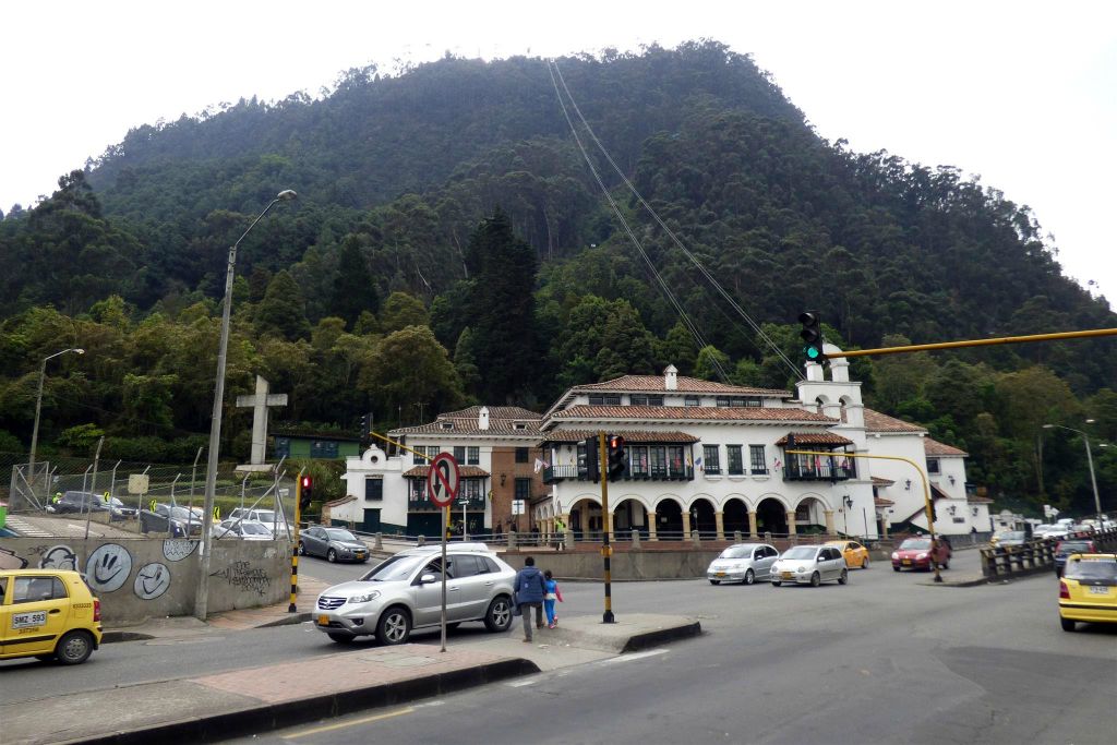 BOGOTA - het kabelbaanstation naar het basiliek heiligdom van de Fallen Heer van Monserrate
