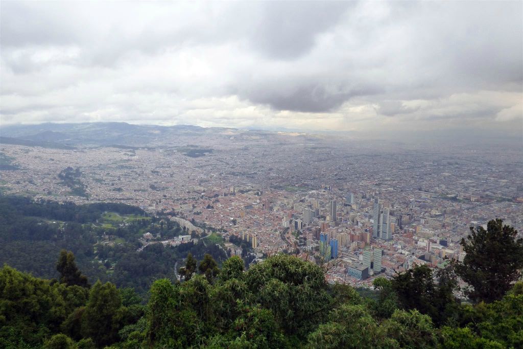 BOGOTA - het uitzicht over Bogota vanaf het klooster van het basiliek heiligdom van de Fallen Heer van Monserrate