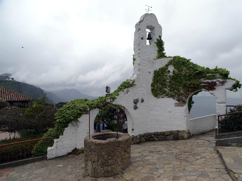 BOGOTA - een wensput en bel bij het basiliek Heiligdom van de Fallen Heer van Monserrate