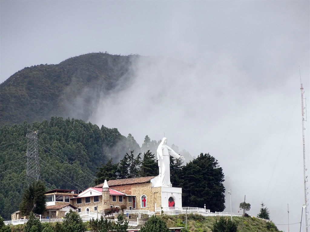 BOGOTA - de kapel Onze-Lieve-Vrouw van Guadalupe en het 15 meter hoge standbeeld van maagd van Guadalupe