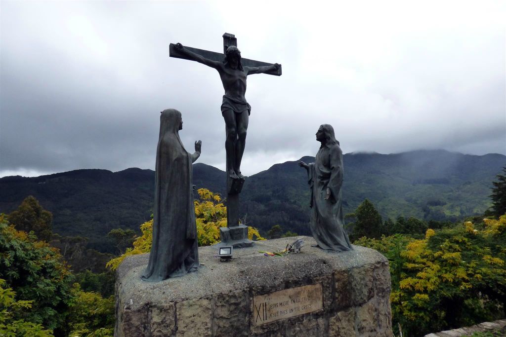BOGOTA - een beeld bij het basiliek Heiligdom van de Fallen Heer van Monserrate