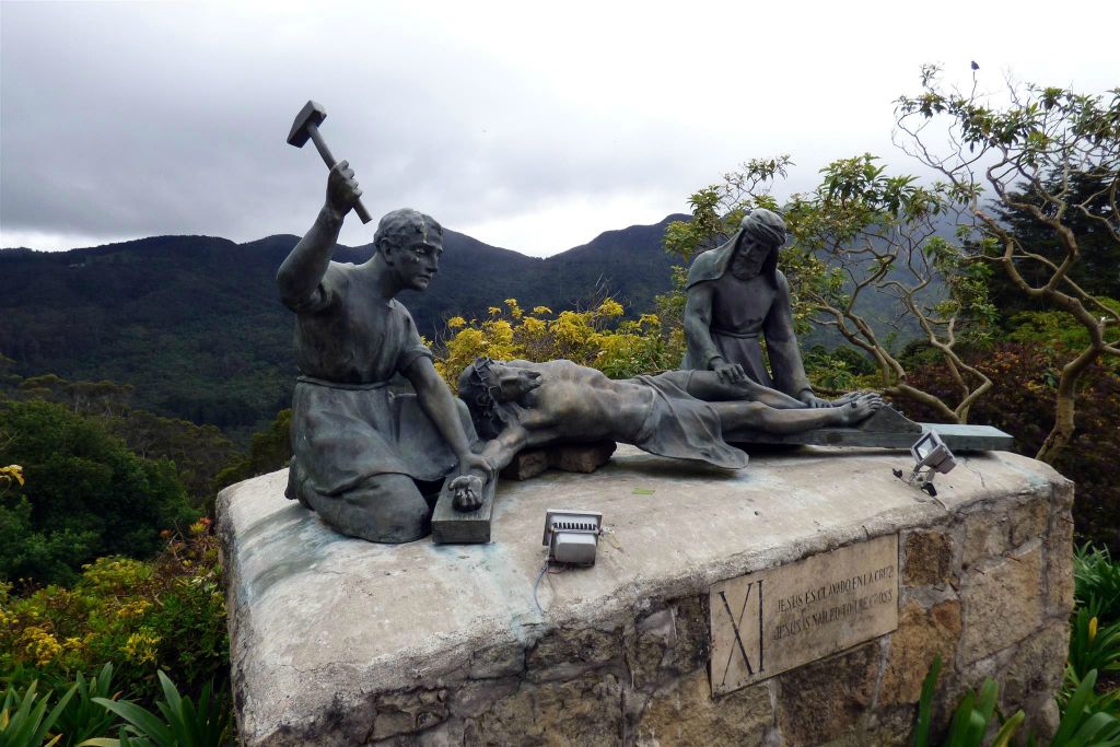 BOGOTA - een beeld bij het basiliek Heiligdom van de Fallen Heer van Monserrate
