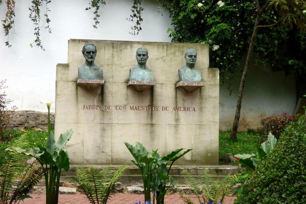 BOGOTA - enkele beelden in de tuin van een Colombiaanse particuliere universiteit