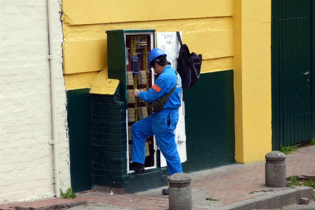 BOGOTA - een monteur aan het werk