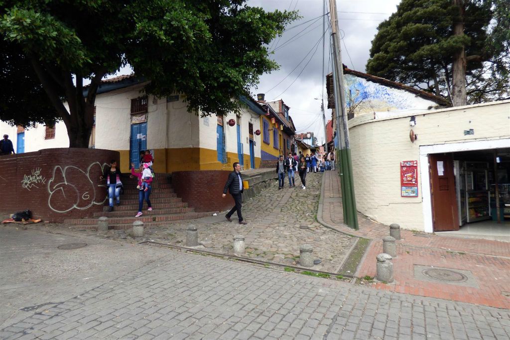 BOGOTA - de straat  Callejon del Embudo in het oude centrum La Candelaria