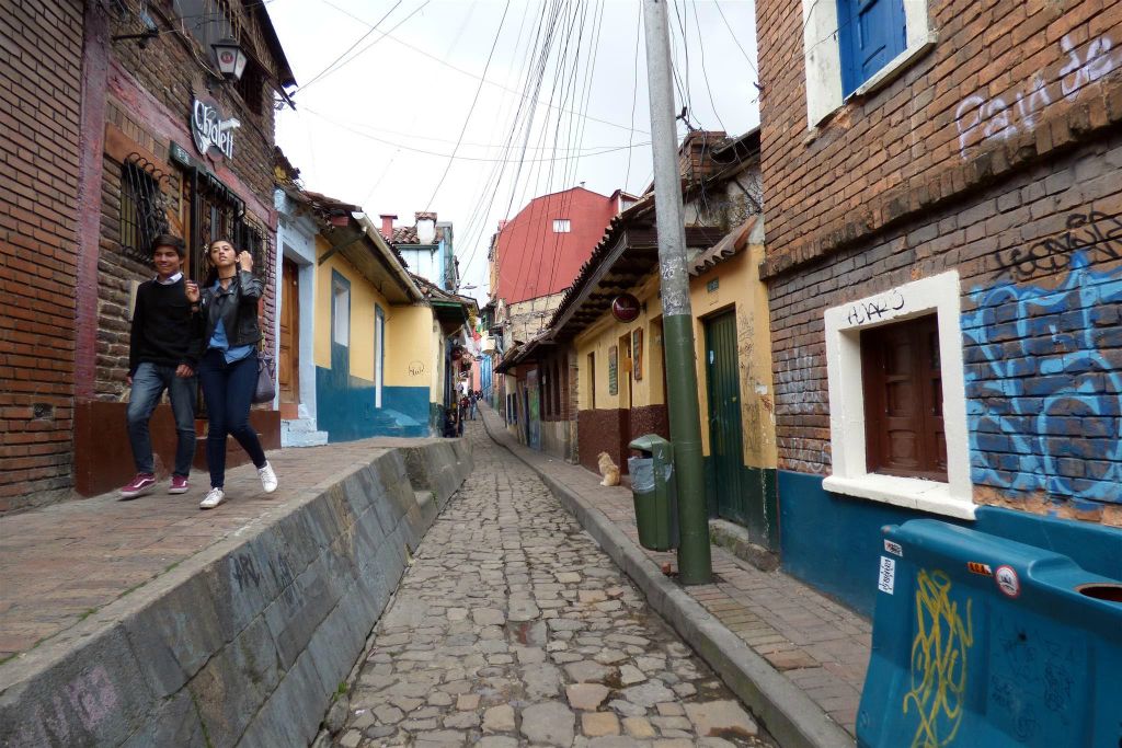 BOGOTA - de straat Callejon del Embudo in het oude centrum La Candelaria