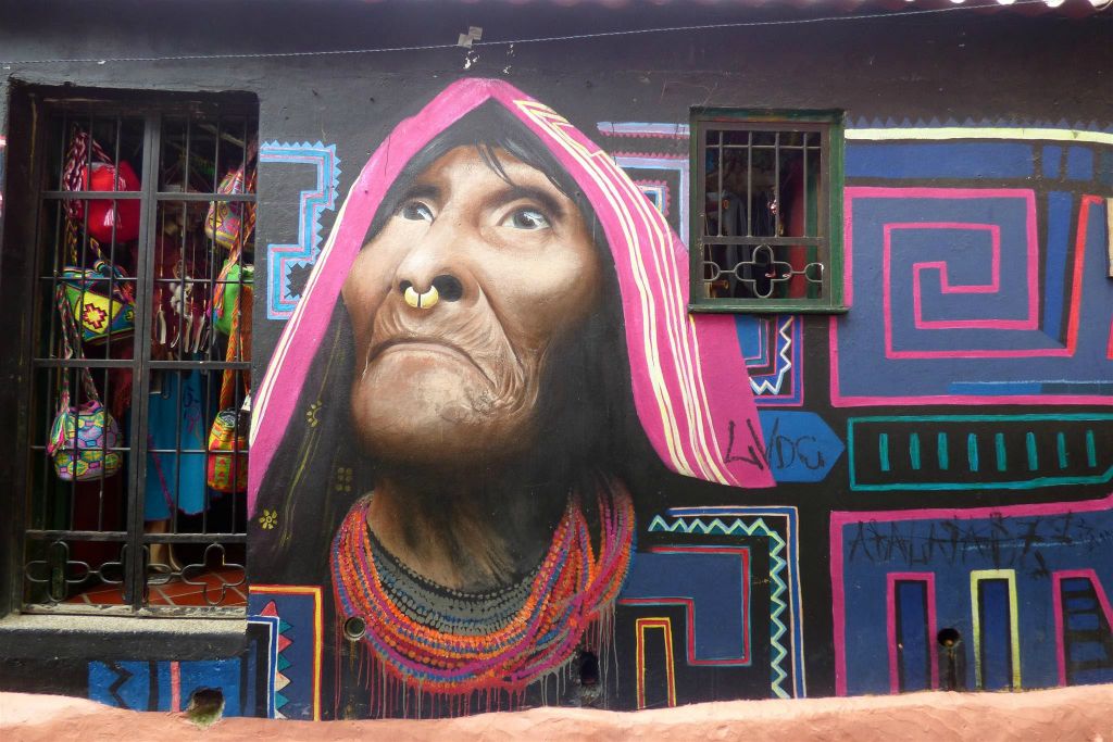 BOGOTA - een muurschildering in de straat Callejon del Embudo in het oude centrum La Candelaria