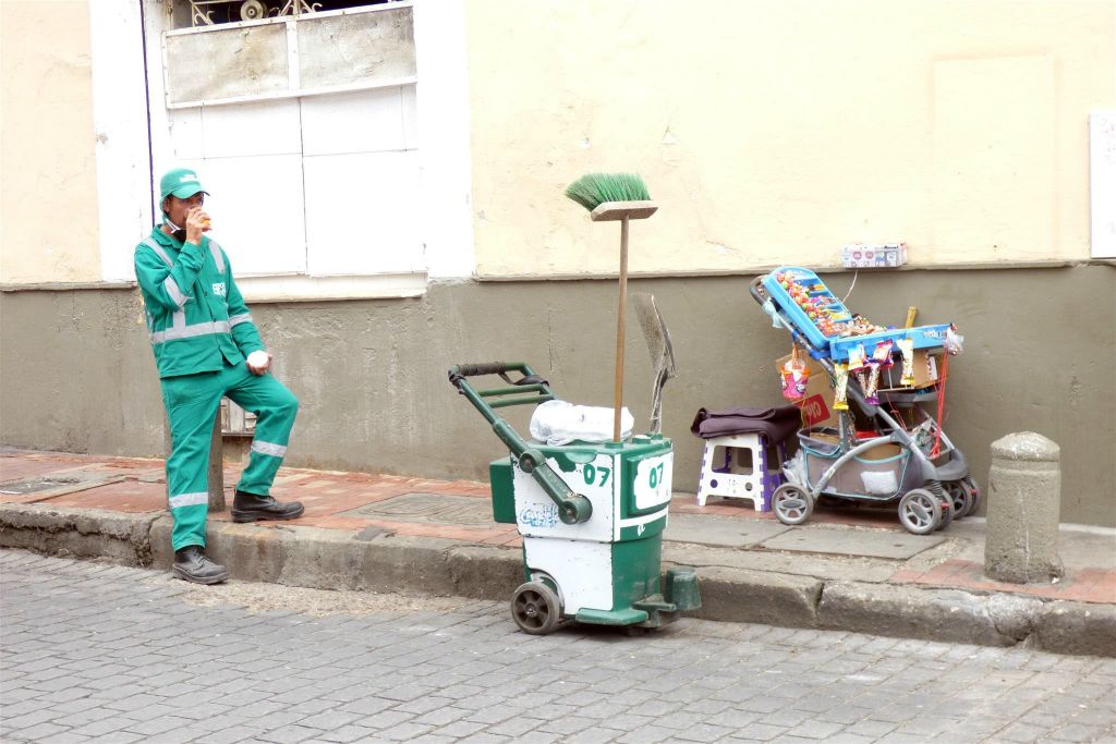 BOGOTA - een straat schoonmaker in het oude centrum La Candelaria