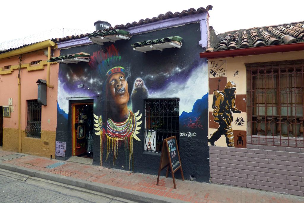 BOGOTA - een muurschildering in het oude centrum La Candelaria