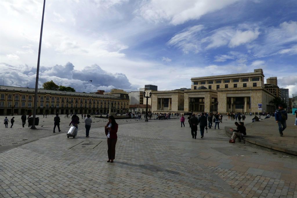 BOGOTA - links het Lievano paleis en rechts het paleis van justitie bij het plein Bolivar