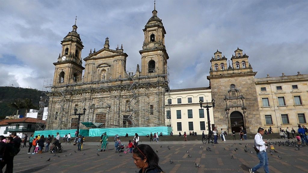 BOGOTA - de kathedraal met rechts de kapel del Sagrario bij het plein Bolivar