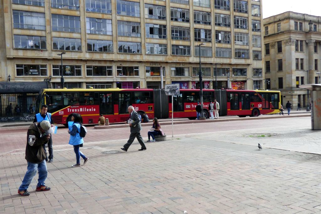 BOGOTA - een dubbelgelede stadsbus