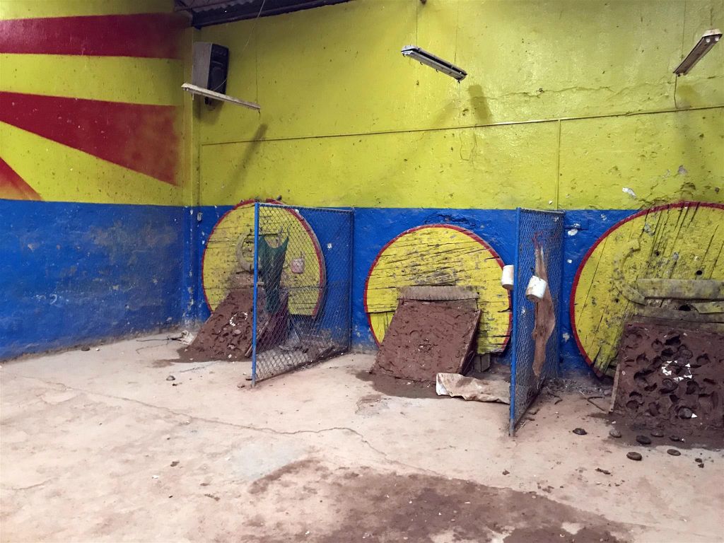 BOGOTA - enkele doelen in een hal waar we tejo (nationale sport waarbij een metalen schijf gegooid wordt om een kleine explosieve lading te raken) gespeelt hebben
