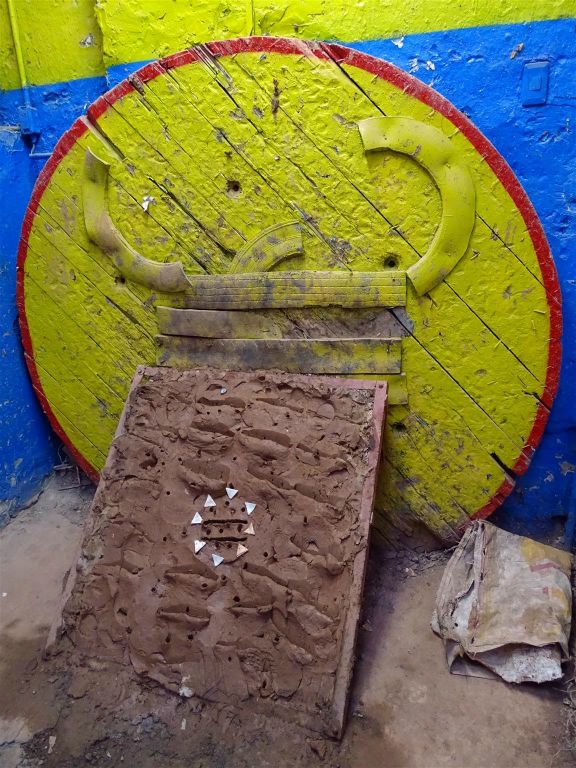 BOGOTA - een doel in een hal waar we tejo (nationale sport waarbij een metalen schijf gegooid wordt om een kleine explosieve lading te raken) gespeelt hebben
