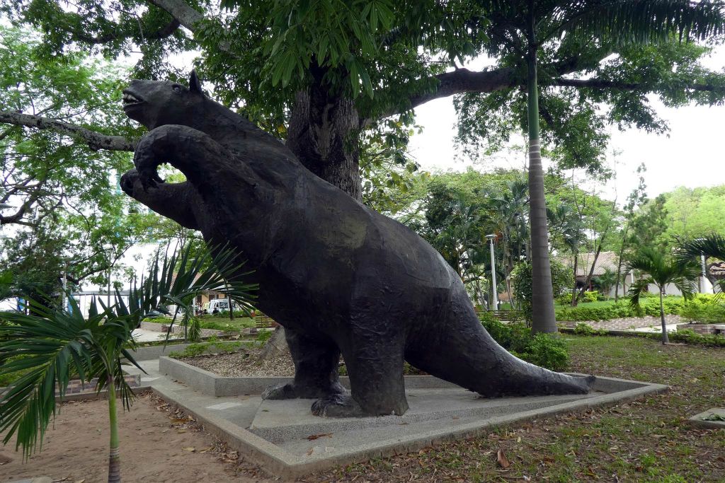 VILLAVIEJA - een standbeeld in het park van een Eremotherium (het uitgestorven grondluiaard zoogdier)