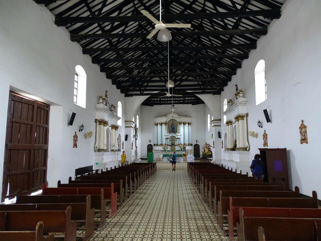 VILLAVIEJA - binnen in de kerk van Villavieja