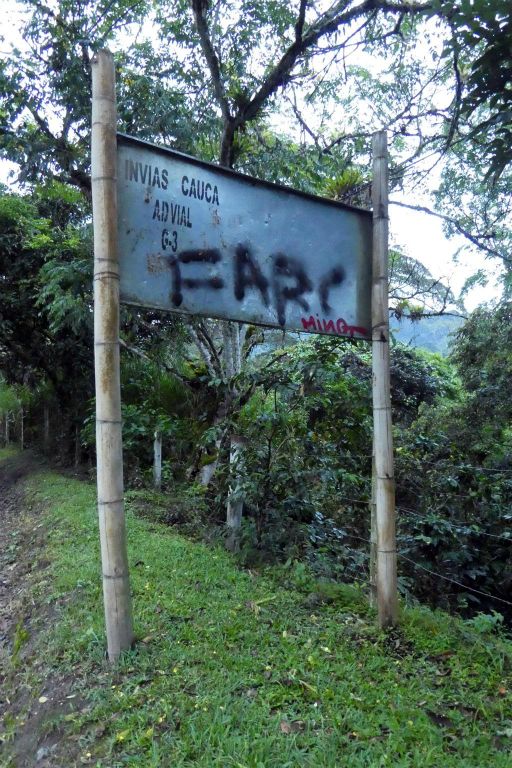 TIERRADENTRO - een bord met herinnering van de FARC erop