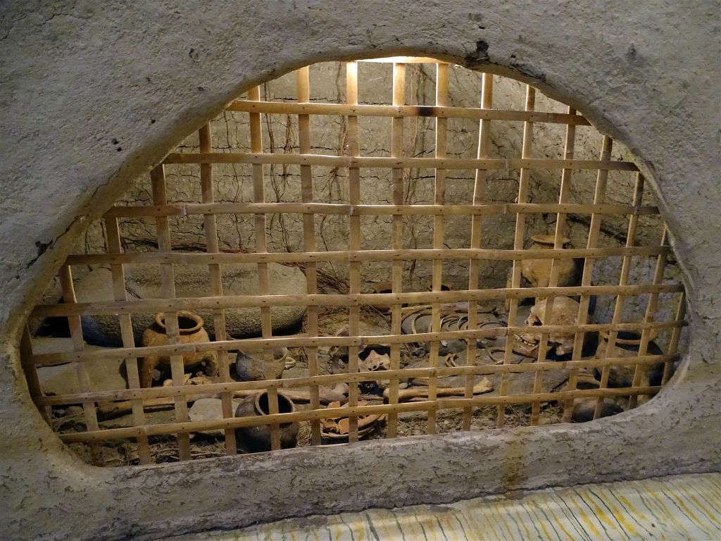 TIERRADENTRO - een oud graf in het archeologisch museum