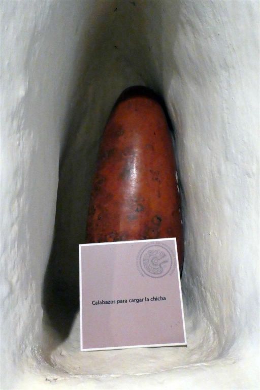 TIERRADENTRO - een oude fleskalebas voor Chicha (gefermenteerde drank van mais, rijst of yuca) in het etnografisch museum