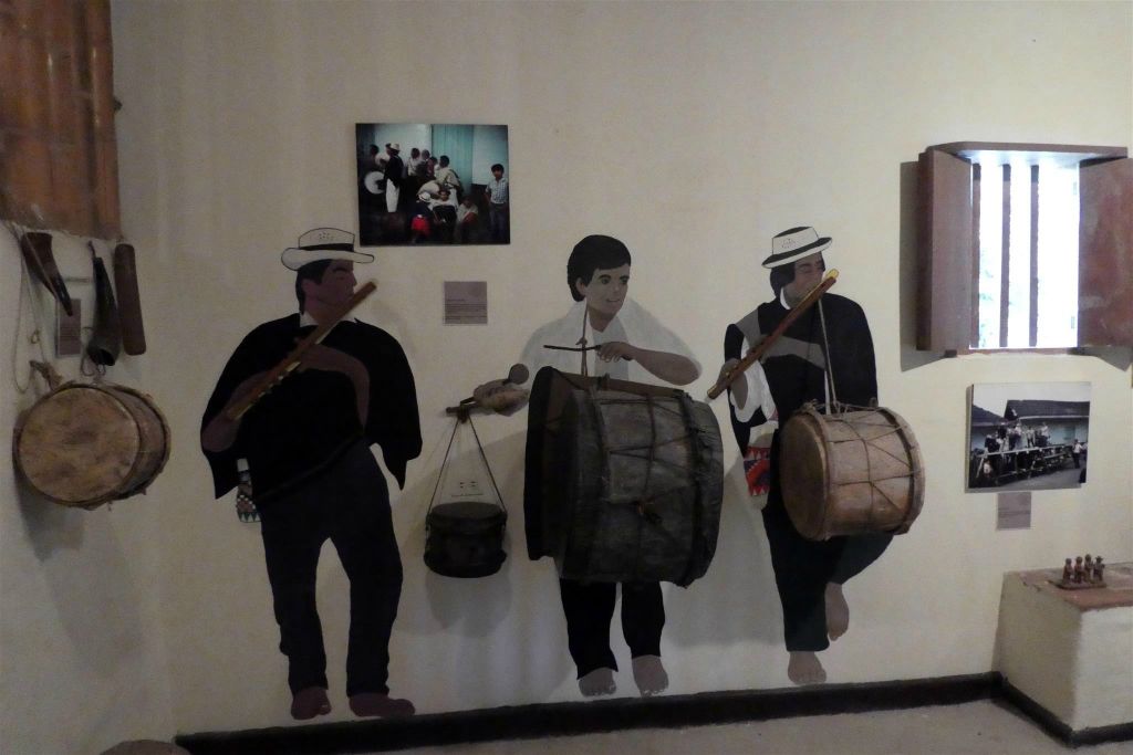 TIERRADENTRO - enkele muziekinstrumenten in het etnografisch museum