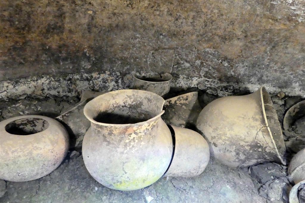 TIERRADENTRO - enkele potten bij de archeologische plaats Alto de Segovia in het nationaal archeologisch park