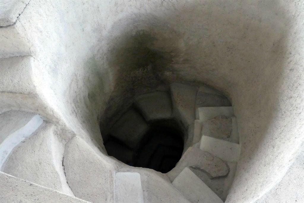 TIERRADENTRO - de toegang tot een hypogeum (graf) bij de archeologische plaats Alto de Segovia in het nationaal archeologisch park