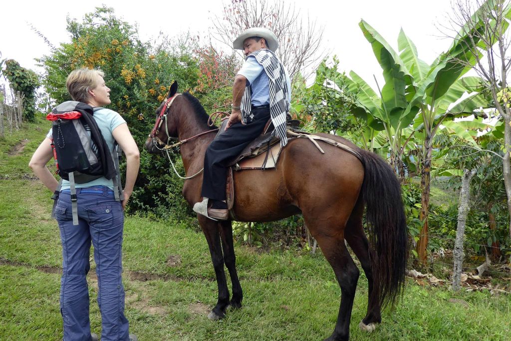 TIERRADENTRO - onze reisbegeleidster Alie in gesprek met een Colombiaan onderweg naar de archeologische plaats Alto del Duende in het nationaal archeologisch park