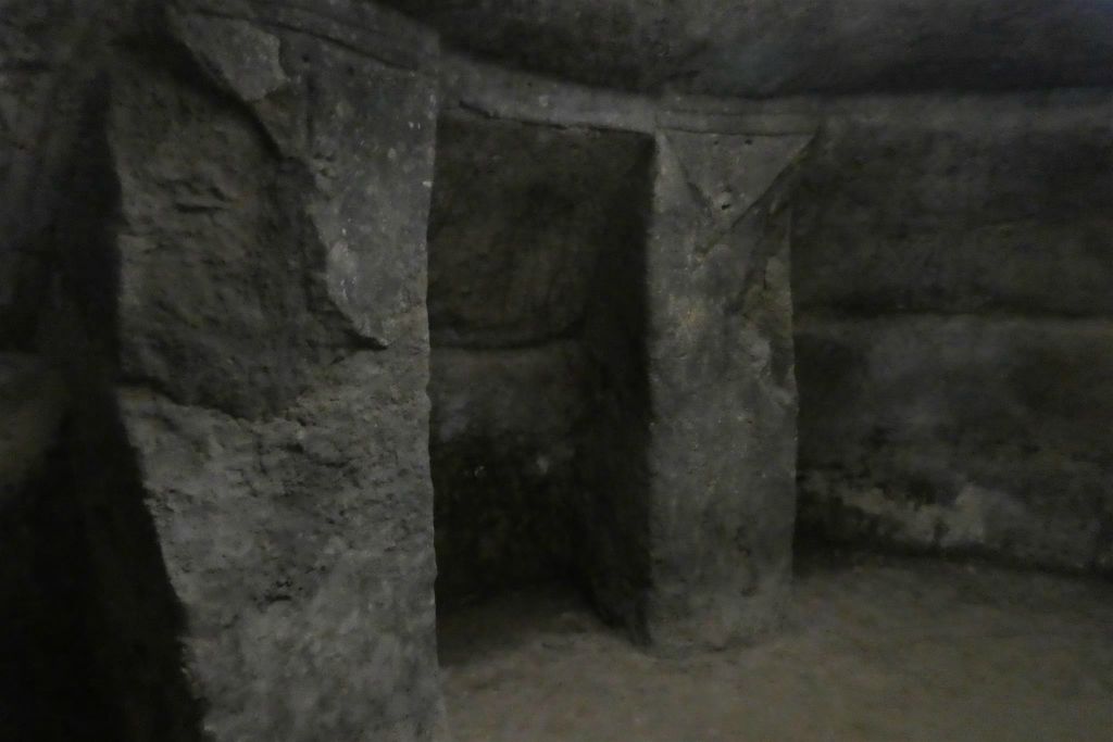 TIERRADENTRO - een hypogeum (graf) bij de archeologische plaats Alto del Duende in het nationaal archeologisch park