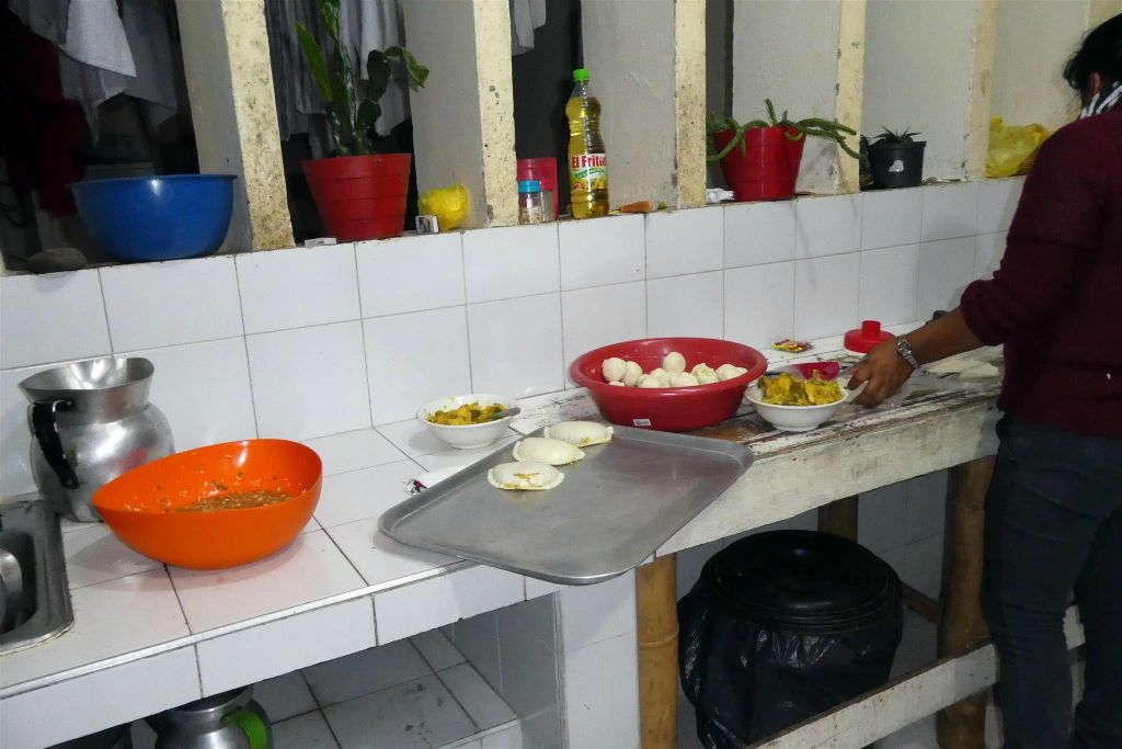 TIERRADENTRO - het maken van empanadas (gevulde deegwaar die gebakken of gefrituurd wordt) in de keuken van het hotel El Refugio waar we verbleven