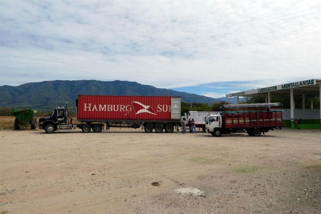 TIERRADENTRO -> SAN AGUSTIN - enkele vrachtwagens bij een koffiestop onderweg