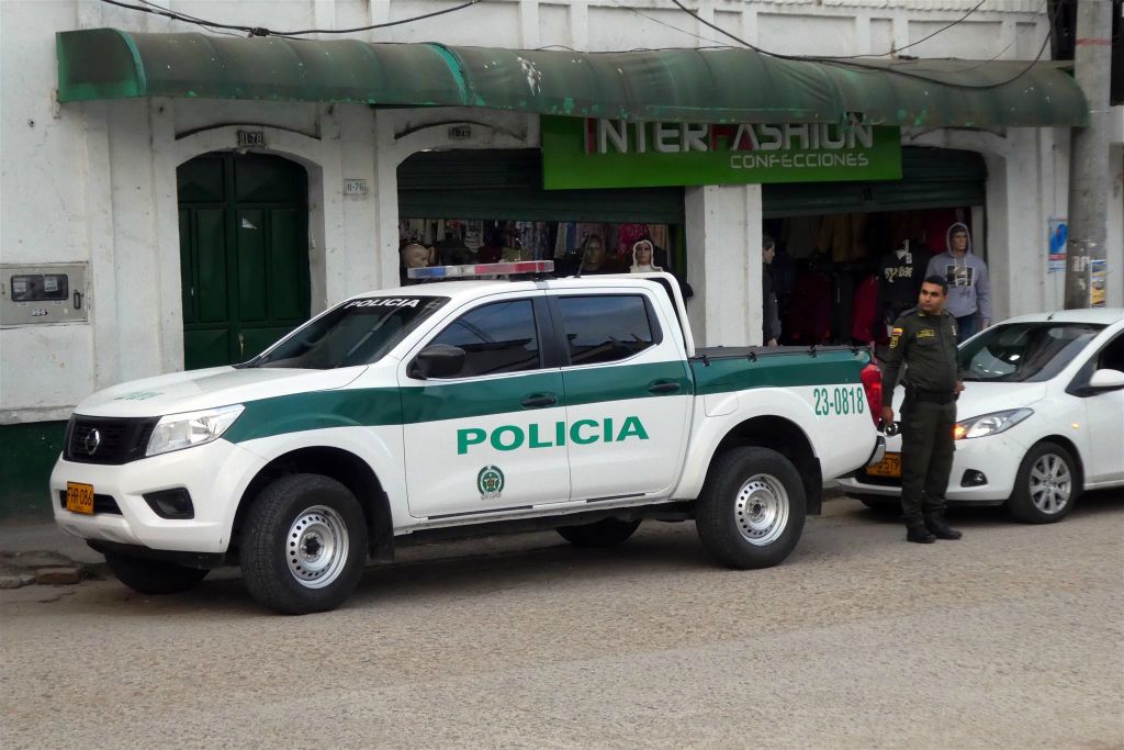 SAN AGUSTIN - een politieagent bij zijn auto
